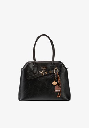 Zwarte leren handtas met dubbele handvatten, decoratieve riem, goudkleurig logo en sleutelhanger met een voetbal en "SKL TREND" label.