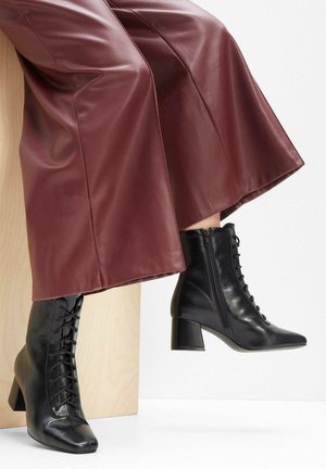 bonprix Stivaletti con tacco - black
