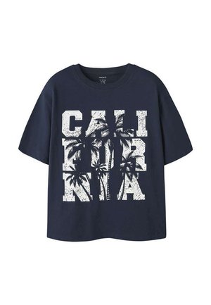 T-shirt bleu marine avec un grand texte blanc "CALIFORNIA" partiellement recouvert de silhouettes noires de palmiers.