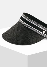 Czarny, pleciony kapelusz z daszkiem o szerokim rondzie, zdobiony paskiem w czarno-białe paski oraz metalowym detalem. Gładka tekstura na całej powierzchni.