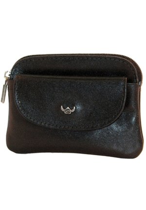 Zwarte leren tas met een afgeronde vorm, ritssluiting, voorste klepzak en zilverkleurige hardware met logo-detail. Gladde textuur.