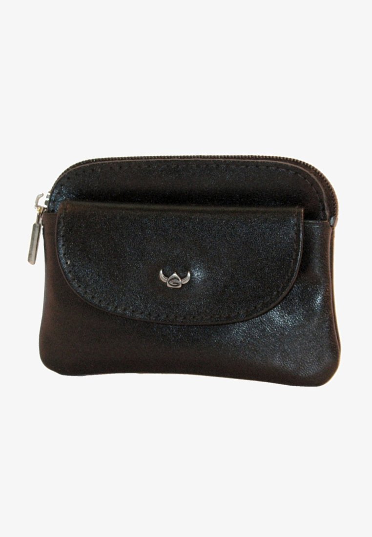 Porte-monnaie en cuir noir avec une forme arrondie, fermeture éclair, poche avec rabat sur le devant et des éléments en métal argenté arborant un détail de logo. Texture lisse.