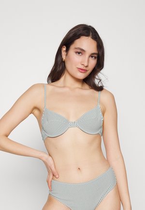 Conjunto de bikini riscado com parte de cima com aro e almofadada e parte de baixo de cintura alta. Cores incluem verde-claro e branco. Textura de tecido suave.