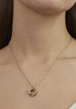 Goldene Halskette mit rundem Anhänger aus ineinandergreifenden Ringen, an einer zarten Kette. Glatte Textur mit glänzendem Finish.