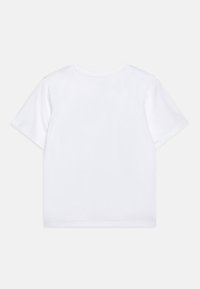 Balts īsām piedurknēm T-krekls no kokvilnas, ar apaļu kakla izgriezumu un vienkāršu, gludu tekstūru. Nav redzamu rakstu vai dizainu.