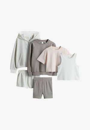 Vijfdelige kinderkleding set met gestreepte capuchonjas en korte broek, grijze trui en korte broek, lichtroze T-shirt en witte tanktop.