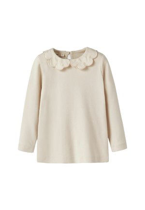 Maglia a maniche lunghe di colore crema con colletto scallop e chiusura a bottoni sul retro, realizzata in un tessuto morbido con una texture liscia.