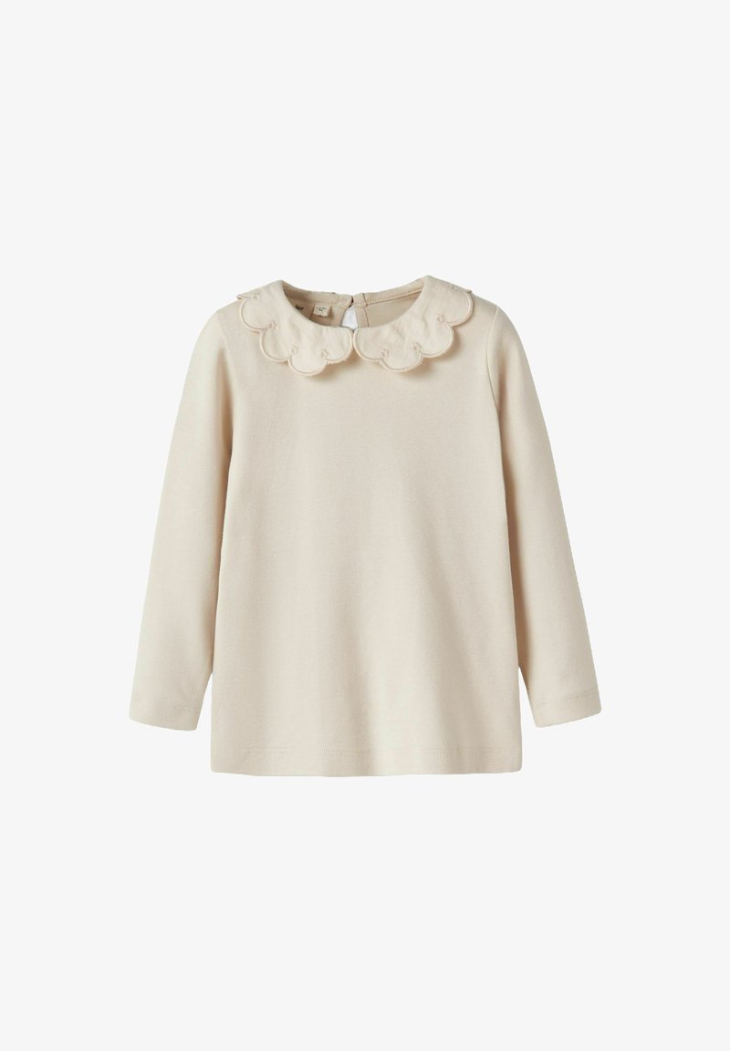 Maglia a maniche lunghe di colore crema con colletto scallop e chiusura a bottoni sul retro, realizzata in un tessuto morbido con una texture liscia.