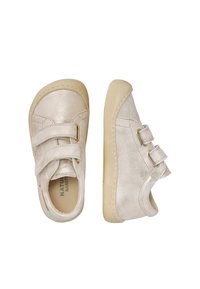 Scarpe in pelle beige, testurizzate, con doppie fascette in Velcro, punta tonda e suola in gomma con sottili righe per la trazione.