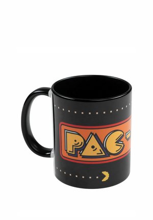 Schwarzer Kaffeebecher mit buntem Pac-Man-Logo und pixeligen Punkten sowie gelber Pac-Man-Figur nahe dem Boden.