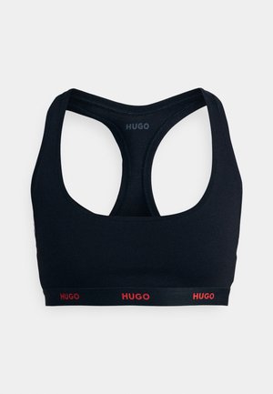Sutien sport negru cu design racerback, branduit "HUGO" în roșu pe banda elastică și cu un imprimeu închis pe breteaua din spate.