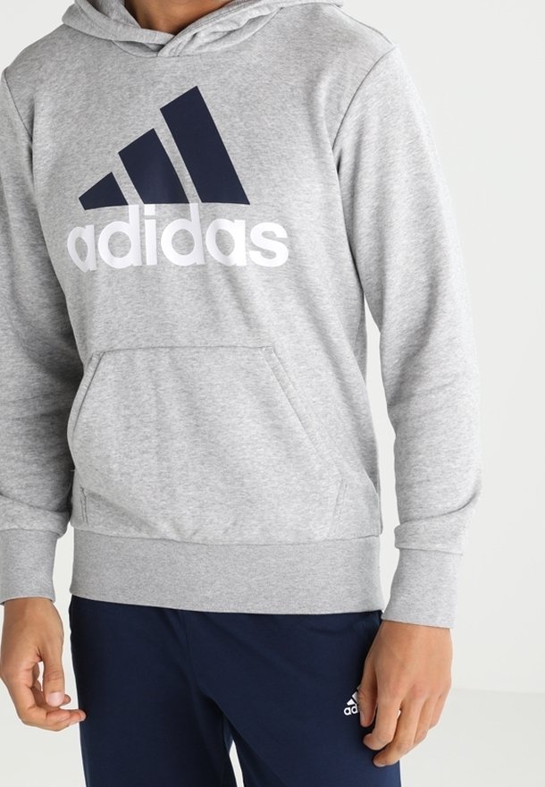 Sweat à capuche gris avec un grand logo Adidas bleu marine, doté d'une poche kangourou frontale et de poignets côtelés. Fini avec une capuche à cordon de serrage.