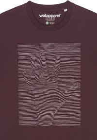 Bordeaux t-shirt met een witte lijntekening van een hand, weergegeven met verschillende diktes over een rechthoekig gebied.