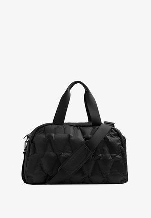 Fekete steppelt sporttáska párnázott textúrával, dupla fogantyúkkal és állítható vállpánttal. Cipzáras záródással és lekerekített formával rendelkezik.