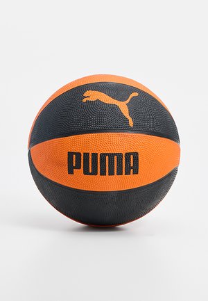 Palla da basket Puma con una combinazione di colori nero e arancione. Superficie testurizzata con il logo Puma in evidenza e il nome del marchio in lettere grassetto nere.