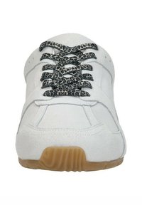 Witte suède sneaker met een ronde neus, voorzien van zwarte luipaardprint veters en een gumrubberen zool. Minimalistisch ontwerp met subtiele stiksels.