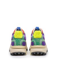 Moniväriset lenkkarit, jotka ovat varustettu verkko- ja tekstuuripinnalla. Korostuksia ovat keltaiset, violetit ja vihreät yksityiskohdat sekä paksu ulkopohja.