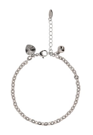 Silberne Kettenarmband mit einem Karabinerverschluss, verstellbarer Länge sowie einem kleinen Glöckchen, dekorativer Muschel und strukturierten Anhängern.