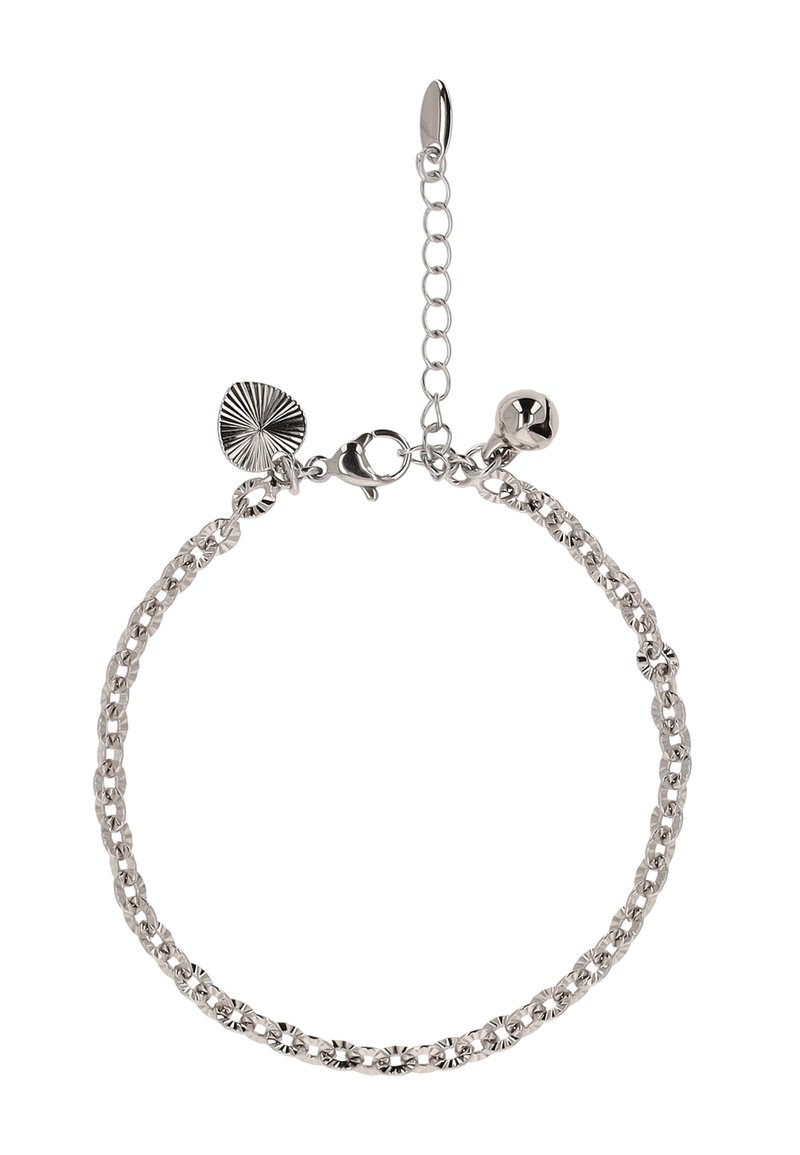 Silberne Kettenarmband mit einem Karabinerverschluss, verstellbarer Länge sowie einem kleinen Glöckchen, dekorativer Muschel und strukturierten Anhängern.