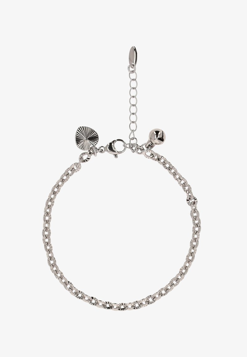 Silberne Kettenarmband mit einem Karabinerverschluss, verstellbarer Länge sowie einem kleinen Glöckchen, dekorativer Muschel und strukturierten Anhängern.