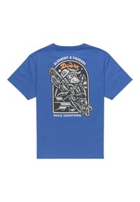 Camiseta de algodón azul con un estampado gráfico en la parte posterior de un oso sosteniendo herramientas, con el texto "Los Hacedores" y "Construye Algo."