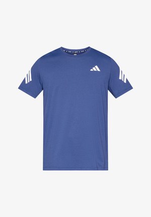 Plava sportska majica kratkih rukava od mekog tkanja, s okruglim izrezom, bijelim trostrukim prugama na ramenima i detaljem logotipa.