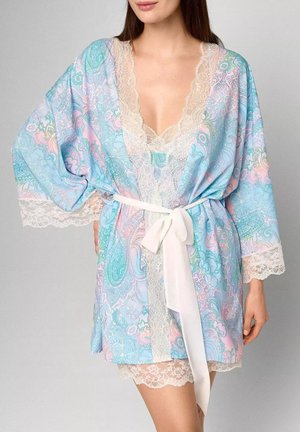 Jasnoniebieski szlafrok w stylu kimono z pastelowymi wzorami paisley, koronkowym wykończeniem rękawów i dolnej krawędzi oraz białym satynowym paskiem zawiązanym w talii.