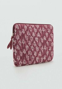 Quiltet bærbar computertaske i maroon med et hvidt blomstermønster, med lynlåslukning og en side-lynlås trækkrog. Tekstureret overflade.