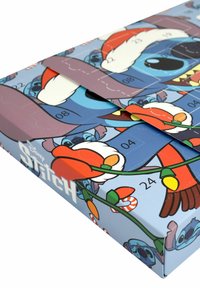 Calendario dell'avvento Disney Stitch con un design in cartone blu che presenta illustrazioni colorate di Stitch con un cappello da Babbo Natale e elementi festivi.