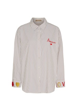 Beige og hvide lodrette stribede skjorte med knapper, med rød "Amour" og hjertebroderi på brystet samt farverige hjerter og "LOVE" på ærmerne.