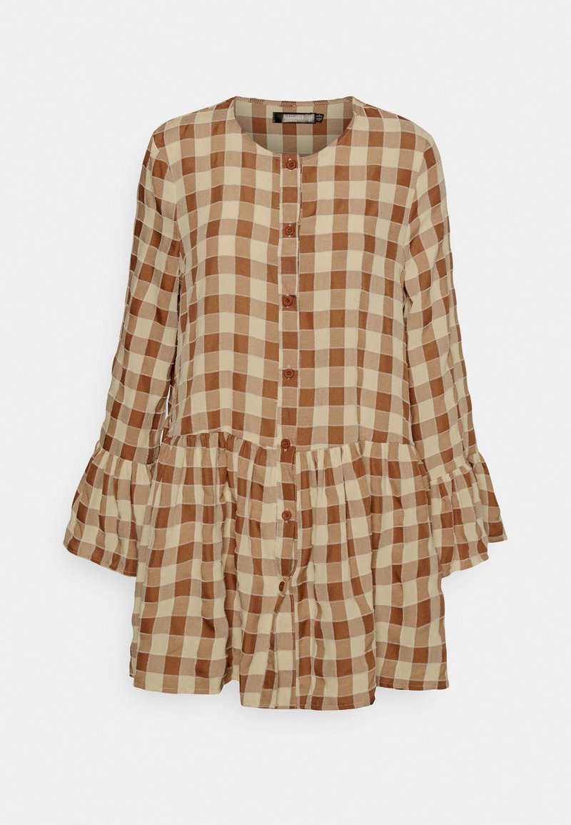 Blouse à motifs carreaux, beige et marron, à manches évasées, taille froncée et encolure arrondie.