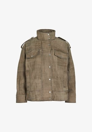 Veste en daim marron avec un col montant, des boutons-pression, deux poches poitrine et des accents aux épaules, présentant une coupe décontractée et une texture lisse.