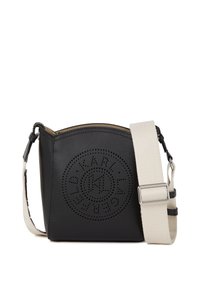 Svart skinn crossbody-veske med rund form, perforert logo detalj og justerbar kremfarget stropp.