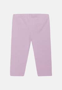 Lila leggings gjorda av mjukt, stretchigt tyg. Elastisk midja och inga fickor. Enkla, släta texturer med en tät passform.
