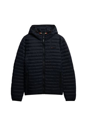 Veste à capuche matelassée bleu marine avec fermeture éclair à l'avant, poches zippées sur les côtés et poignets élastiques, arborant un petit logo Superdry sur la poitrine.