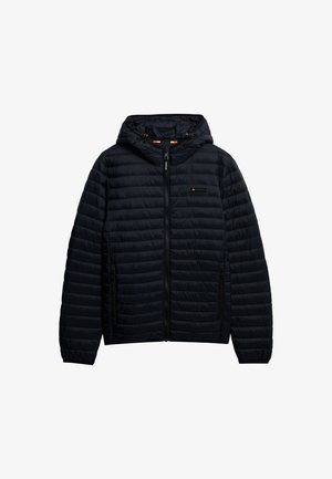 Marineblå, kviltet hættetrøje med frontlynlås, sidelommer med lynlås og elastiske manchetter, med et lille Superdry-logo på brystet.