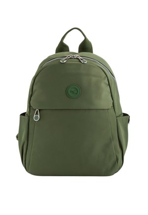 Sac à dos en nylon vert avec un design arrondi, fermeture éclair, poignée supérieure et poches latérales. Présente un logo circulaire sur le devant.