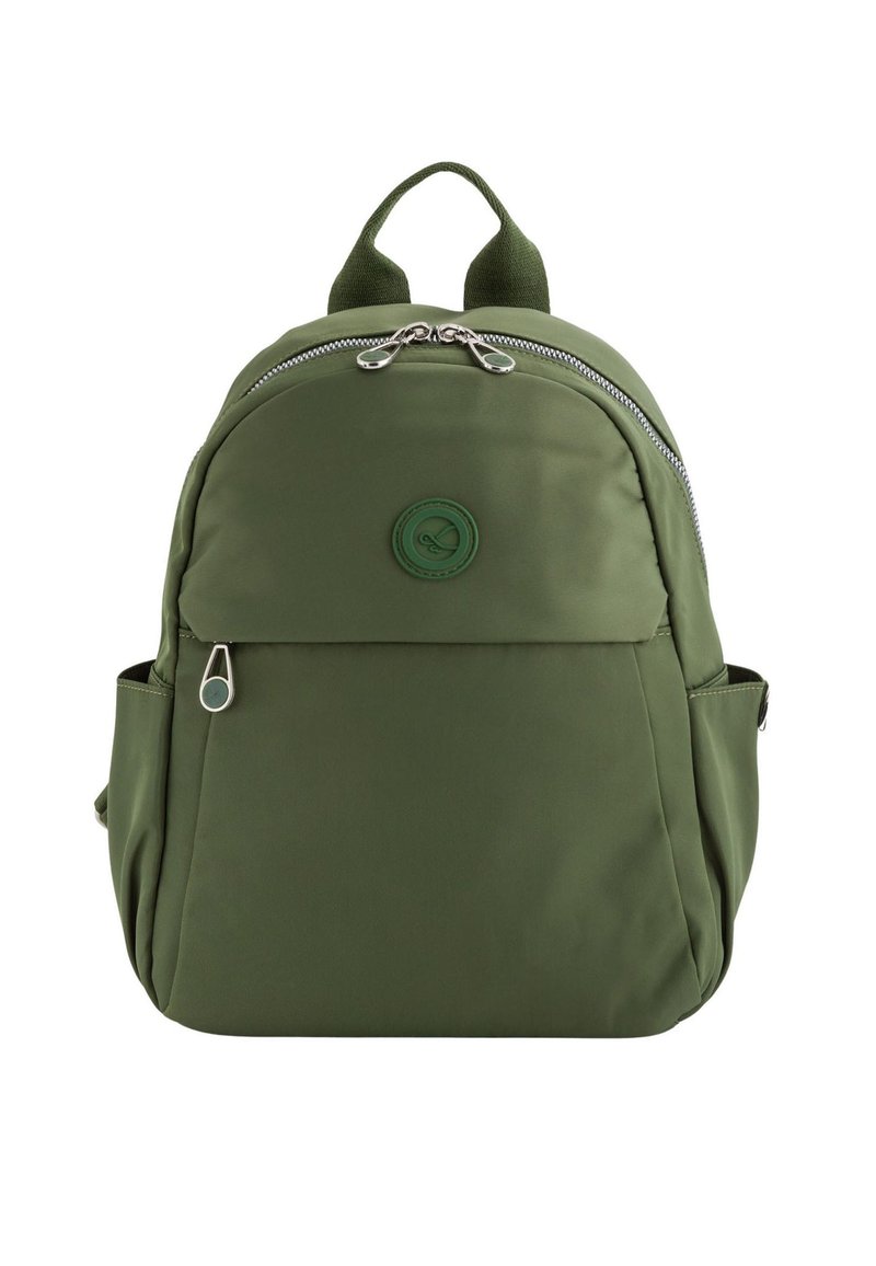Mochila de nylon verde con un diseño redondeado, cierre de cremallera, asa superior y bolsillos laterales. Cuenta con un logo circular en la parte frontal.