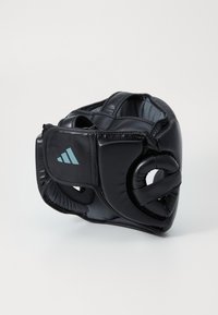 Casque de boxe noir en matériau synthétique rembourré, avec un mentonnière, des protège-oreilles et un détail de logo bleu clair.