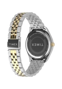 Timex ur med et tofarvet rustfrit stålarmbånd (sølv og guld) og en rund sort urskive. Inkluderer en guld krone og indgraveret logo på låsen.