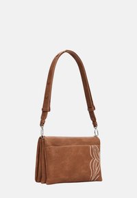 Borsa a tracolla in pelle marrone con una finitura texturizzata, caratterizzata da un motivo floreale bianco decorativo e una tracolla regolabile.
