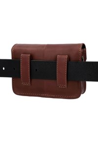 Bolsa de cuero marrón unida a un cinturón negro con costuras visibles en los bordes de la bolsa y en los lazos del cinturón.