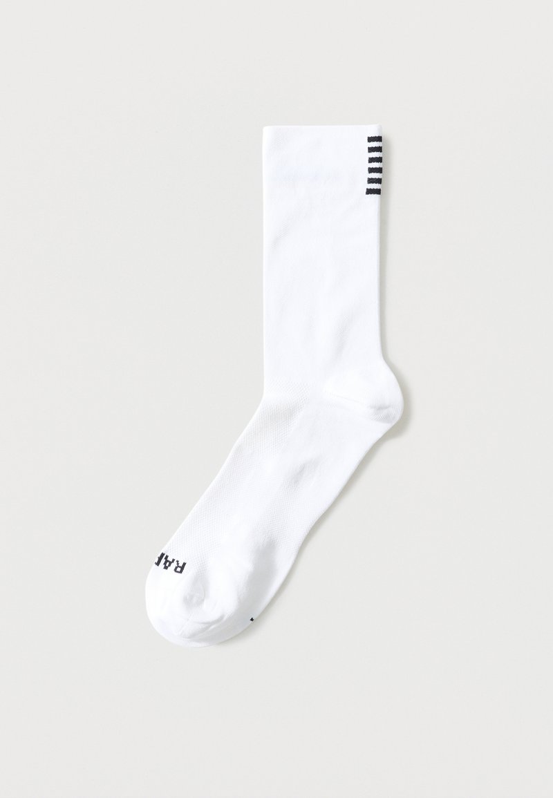 Chaussette blanche unie avec des rayures horizontales noires près du haut et un texte noir sur la zone des orteils.