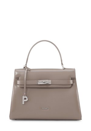Sac à main en cuir taupe avec poignée supérieure, fermeture à fermoir tournant argenté et breloque métallique "P" suspendue sur la bride avant.