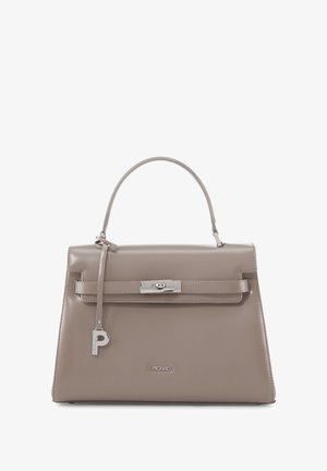 Sac à main en cuir taupe avec poignée supérieure, fermeture à fermoir tournant argenté et breloque métallique "P" suspendue sur la bride avant.