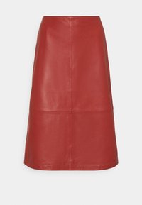 Falda A-line de piel roja con una textura suave, que presenta un diseño hasta la rodilla y acentos en paneles para un aspecto estructurado.