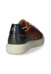 Sneaker in pelle marrone con tallone in blu navy, lacci bianchi e suola in gomma color crema. Presenta dettagli argentati e una texture liscia.