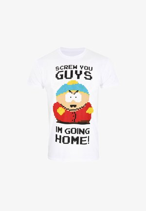 Weißes Baumwoll-T-Shirt mit einem pixelierten Cartoon-Charakter in einer roten Jacke mit gelben Akzenten, blauer Mütze und schwarzem Text darüber und darunter.