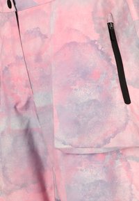 Der Stoff mit Aquarellmuster zeigt sich in Rosa- und Grautönen. Er verfügt über eine schwarze Reißverschlusstasche und eine Klapptasche für praktische Zwecke. Die Oberfläche ist glatt.