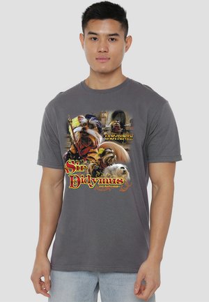 Gray cotton t-shirt featuring a colorful graphic of Sir Didymus and Ambrosius from "Labyrinth" with bold lettering and intricate detailing.